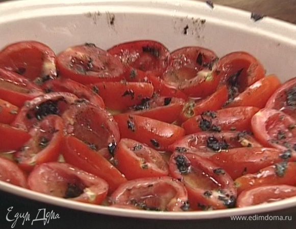 Чеснок почистить и измельчить в ступке вместе с орегано, перцем, солью и сухим базиликом, посыпать этой смесью помидоры.