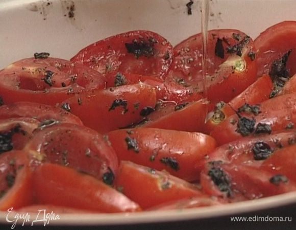 Влить в противень столько оливкового масла, чтобы помидоры были погружены в него на 2/3.