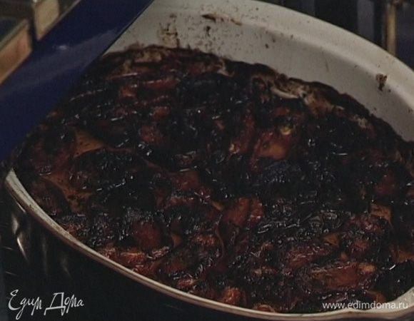 Поставить противень на нижний уровень разогретой духовки (если духовка с конвекцией, лучше включить вентилятор) и запекать помидоры минимум 2 часа (если они начинают обгорать, убавить температуру).