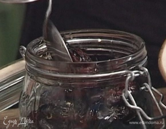 Уложить готовые помидоры в банку и залить тем маслом, в котором они томились.
Хранить в холодильнике!