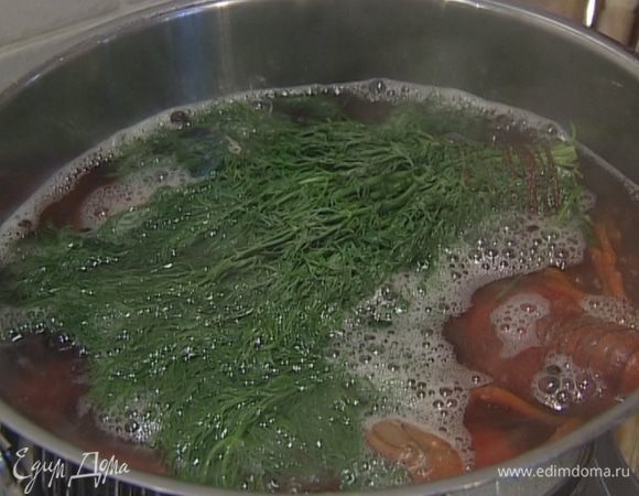 В большой кастрюле вскипятить воду, опустить раков, добавить луковицу, пучок укропа, соль, несколько горошин перца. Снова довести до кипения и держать на огне еще 15 минут.