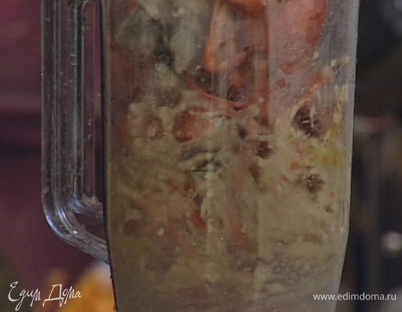 Спинки раков вместе с клешнями и панцирем измельчить в блендере.