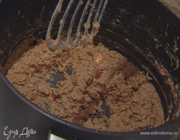 Получившуюся массу выложить в кастрюлю, добавить сливочное масло и муку, поставить на огонь и слегка прожарить.