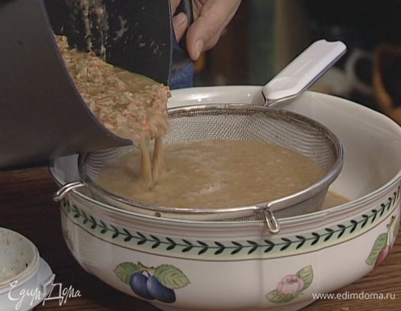 Влить бульон, в котором варились раки, перемешать и довести до кипения, а затем протереть эту массу через очень мелкое сито.