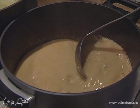 В получившийся суп влить сливки, добавить очищенные шейки раков и рис. Подавать тут же!