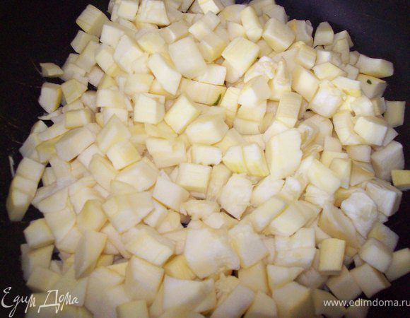 Кабачок моем , чистим, режем кубиком и тушим на подсолнечном масле до мягкости