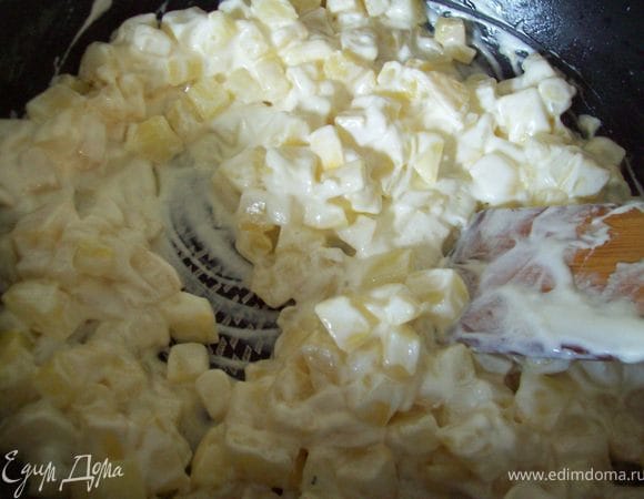 добавляем сметану и хорошенько перемешиваем...солим, перчим