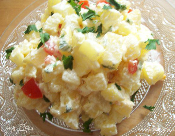 через пару минут добавляем нарезанный кубиками помидор и тушим еще 3-4 минуты. все..выкладываем на тарелки и добавляем зелень