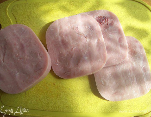 режем ветчину ломтиками, но не тонко