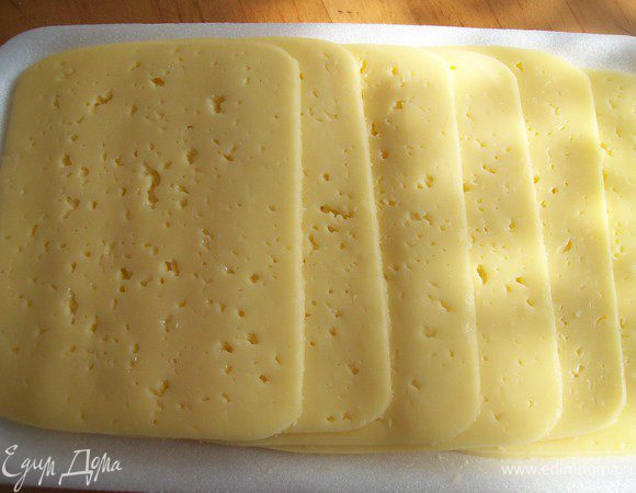 нарезаем ломтиками сыр...я купила нарезанный..)))