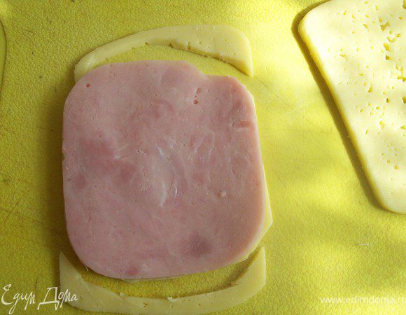 вырезаем сыр по размеру ветчины