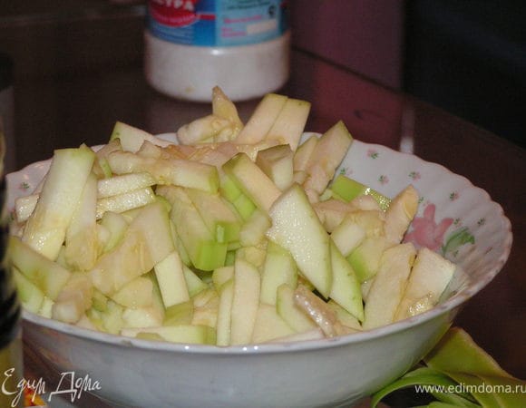 кабачок очистить и нарезать тонкими ломтиками