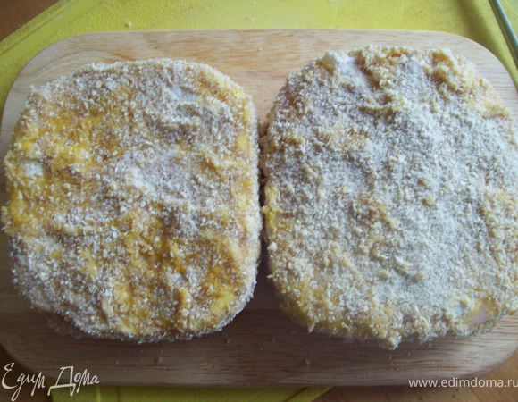 панируем шницель. Взбираем вилкой яйца. далее начинаем панировать..сначала в муке, потом в яйцах, затем снова в муку, затем снова в яйцах и в заключении в панировачных сухарях.