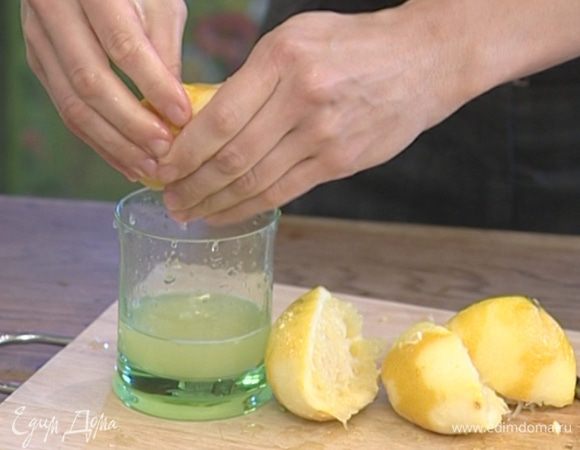 Из трех лимонов отжать сок.