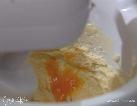 Приготовить тесто: 200 г сливочного масла взбить с сахаром, затем, продолжая взбивать, по одному ввести желтки, добавить миндаль, цедру и сок лимонов, последней всыпать муку.