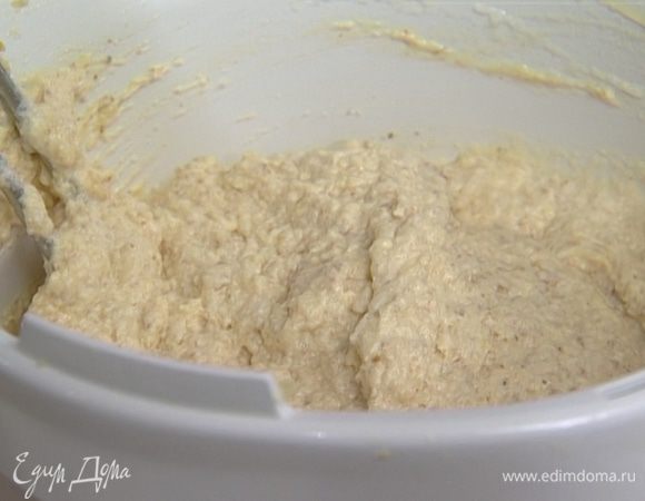 Добавить в миндальное тесто рикотту, перемешать, затем ввести белки.