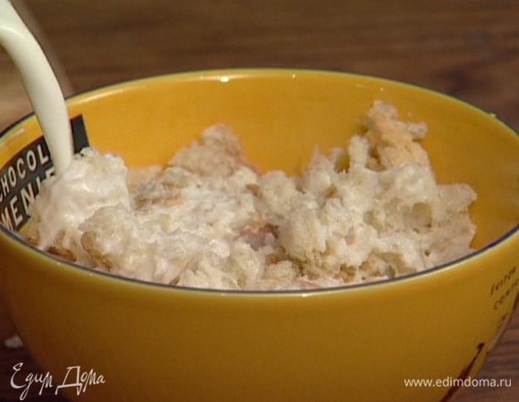 Хлеб измельчить в блендере, выложить крошки в миску и залить молоком.