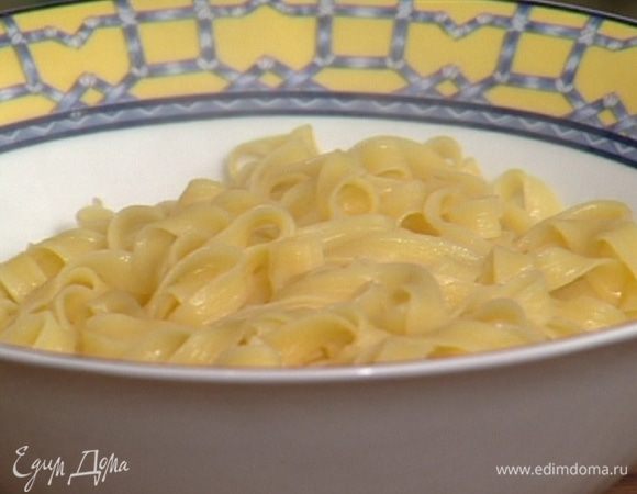 Макароны отварить в подсоленной воде, добавив 1 ст. ложку оливкового масла.