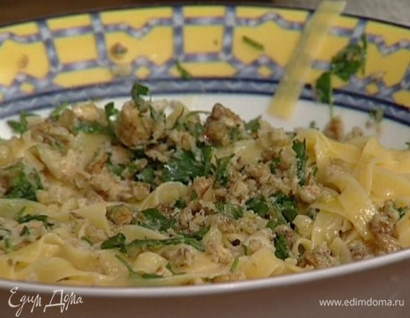 Добавить в макароны ореховый соус, сливочное масло, 2 ст. ложки оливкового и перемешать.