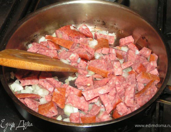 На сковороде с оливковым маслом обжарить сначала лук, колбасу и перец...