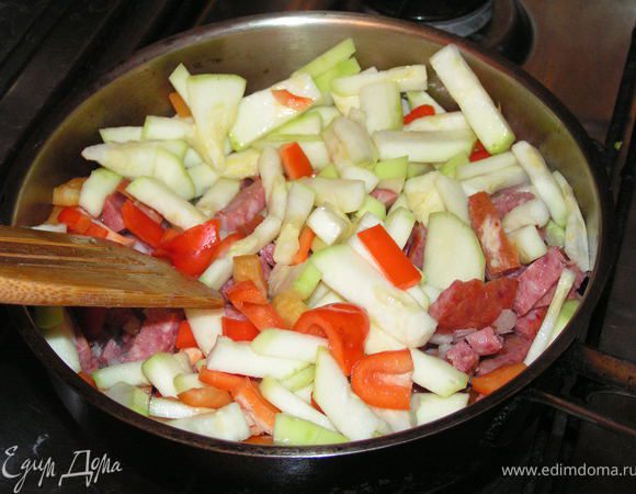 Добавить кабачок, перемешать...