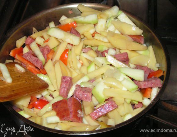 И картофель...
Добавить немного соевого соуса, соль, перец, приправы и жарить, помешивая, минут 5