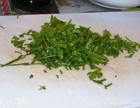 Зелень нарезать мелко...