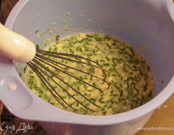 Яйца взбить с майонезом , зеленью и мукой и перцем