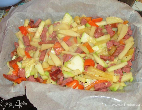 Форму застелить смазанным(немного) пергаментом и выложить туда смесь обжаренных овощей.
Залить яичной смесью и посыпать сыром...