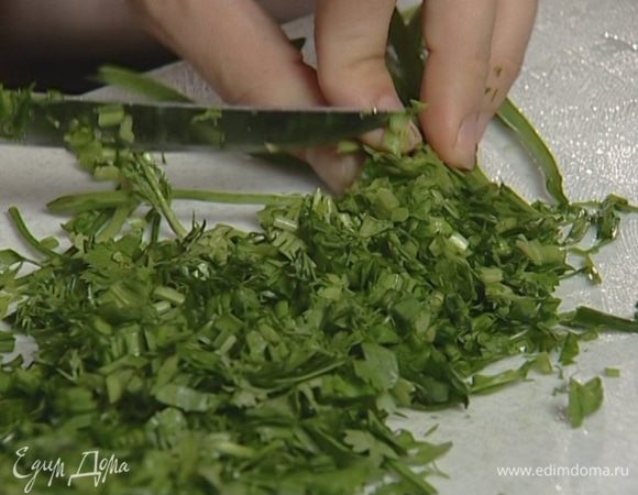 Укроп, зеленый лук, кинзу и петрушку измельчить. 