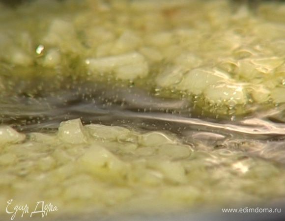 Разогреть в сковороде оливковое масло и пожарить лук до золотистого цвета. 