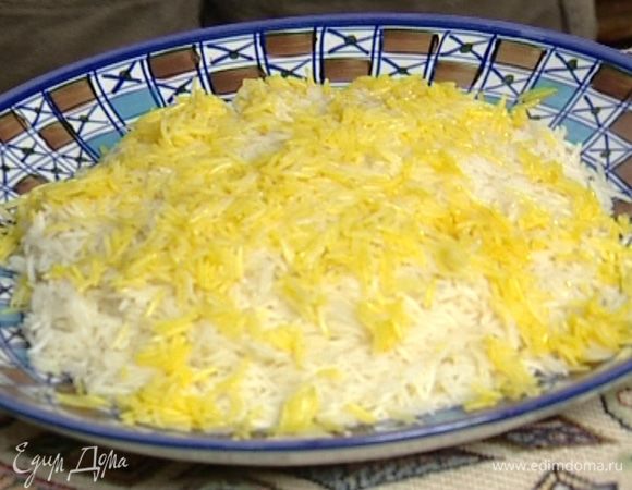 Добавить ягоды аль-бухара и каштаны, перемешать и тушить все вместе еще 2–3 минуты, а затем выложить к рису и перемешать так, чтобы не повредить лаваш.