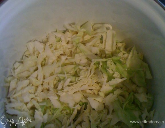 Режем не крупно все овощи. В кастрюлю (побольше) наливаем масло. Начинаем тушить с капусты.