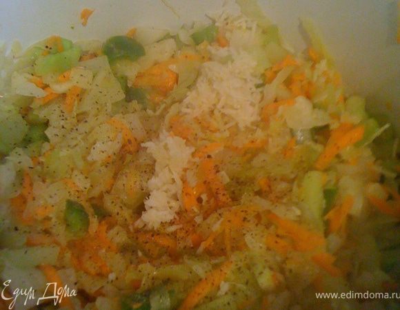 Лук, морковь и сладкий перец (когда капуста стала слегка мягкой), натертый на мелкой терке, или мелко порубленный, чеснок.