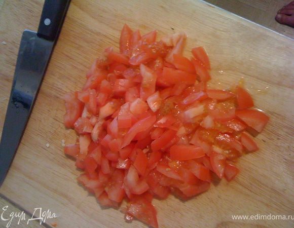 В самом конце томаты, измельченный базилик.