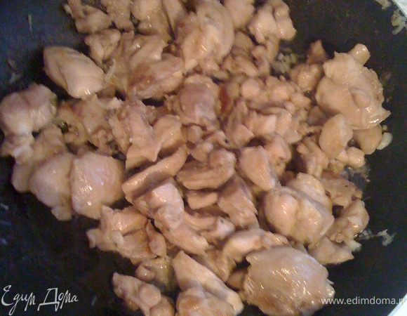 Параллельно с тушением овощей тушим кусочки курочки на сливочном или оливковом (на Ваше усмотрение) масле с чесночком, солью, перцем.