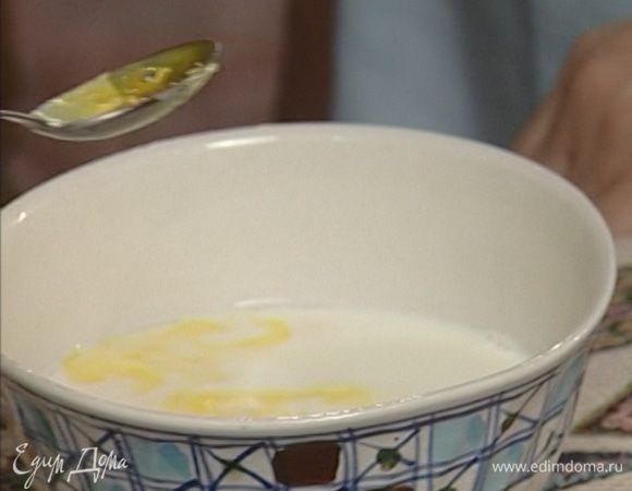 Молоко слегка подогреть, опустить в него пол чайной ложки шафрана и перемешать.