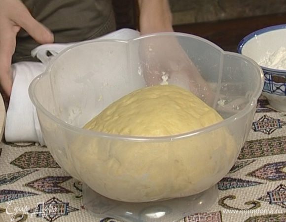 Приготовить тесто: сухие дрожжи развести в небольшом количестве теплого молока, вылить в муку, добавить соль, 2 яйца, 100 предварительно размягченного сливочного масла. Месить, добавляя молоко с шафраном, пока не получится гладкое, пластичное тесто. Оставить на 2–3 часа в теплом месте.