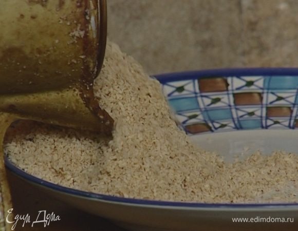 Грецкие орехи подсушивать в духовке около 10 минут, затем измельчить, добавить 300 г сахарного песка и кардамон, все перемешать. 