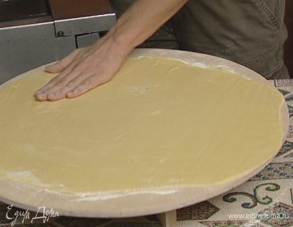 Разделить тесто на 10 примерно равных частей и тонко раскатать.