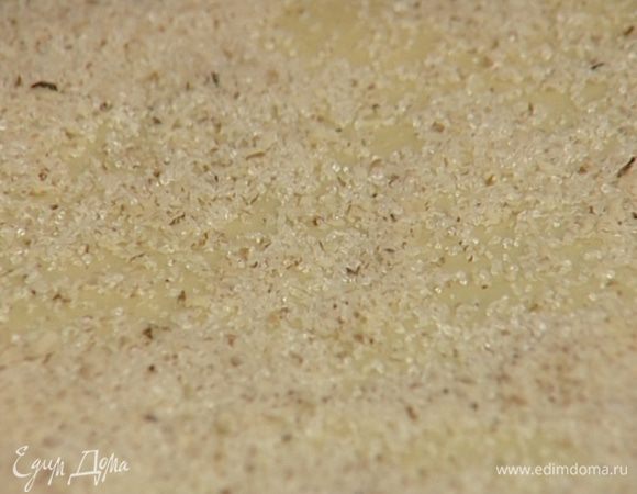 На противень, смазанный растительным маслом, выложить 10 слоев теста, пересыпая их измельченными грецкими орехами с сахаром. 