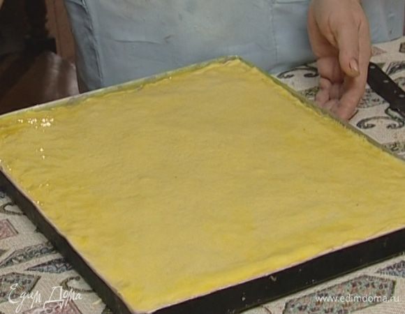 Желток смешать с оставшимся шафраном, смазать верхний слой пахлавы
и выпекать в течение 7–8 минут в разогретой духовке, затем убавить температуру духовки до 150–160°С.  
 
