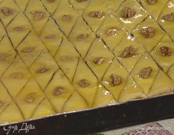 Оставшееся сливочное масло растопить.Подпеченный корж разрезать на традиционные ромбы, украсить половинками грецкого ореха, полить сверху растопленным маслом и оставить в духовке еще на час. 