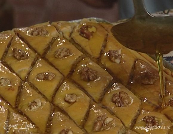 Залить 600 г сахарного песка двумя стаканами воды и варить на медленном огне, пока сахар не загустеет. Получившимся сиропом залить готовую пахлаву и оставить на час пропитываться.