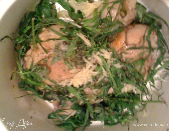 Куру солим, перчим, обжариваем на масле.
В контейнер выкладываем тархун, мелко натертый чеснок, свержу обжаренную курочку, и накрываем вновь тархуном. Сбрызнуть маслом. Оставить на полчасика, чтобы травка дала свой аромат! Приятного аппетита!
