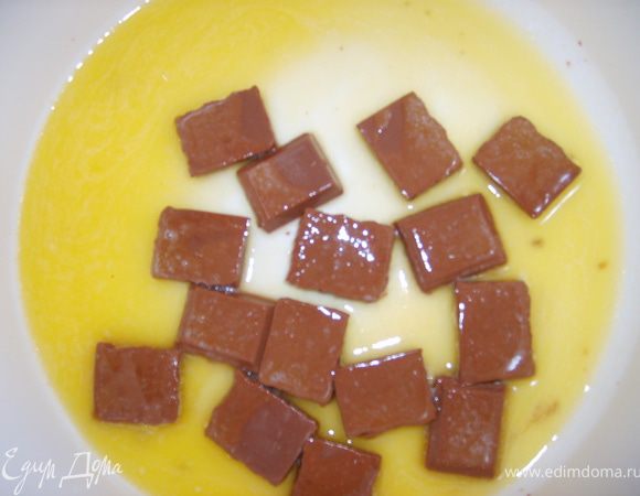 Кастрюльке растопить сливочное масло, вылить растопленное масло на нарезанный шоколад и оставить на 30 секунд