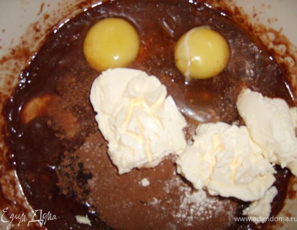 Всыпать сахар и какао. Добавить маскарпоне и яйца и все перемешать с помощью деревянной ложки, добавить ванилин