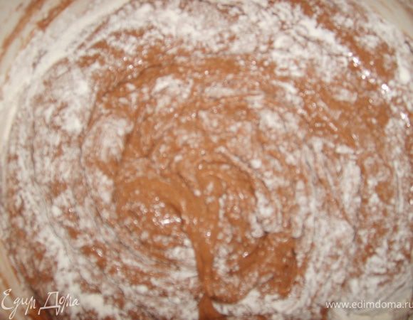 Добавить муку и соль, еще раз хоршенько перемешать до образовния однородной массы