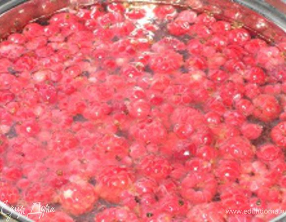 В кипящую воду выложить малину, смородину. 