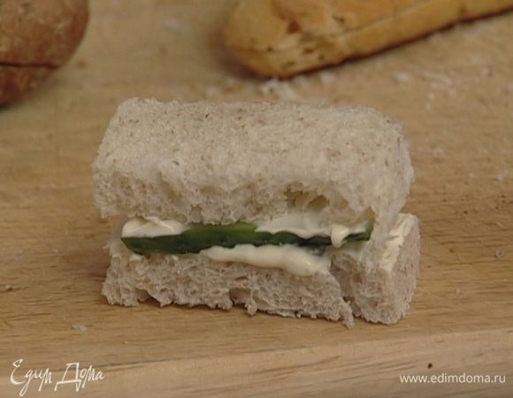 Огуречный сэндвич: огурец тонко нарезать; добавить в сметанную заправку красный молотый перец, смазать хлеб, сверху положить ломтики огурца, еще слой заправки, накрыть вторым куском хлеба.